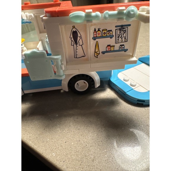 Lego Friends 41445 Vet Clinic Ambulance Vehicle - Picture 10 of 11
